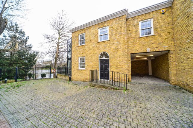 Town house to rent in Rushgrove Mews, Woolwich, London