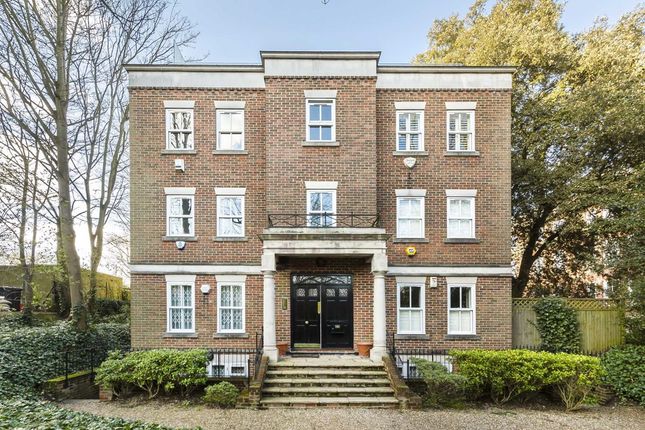 Flat for sale in Cholmeley Park, London
