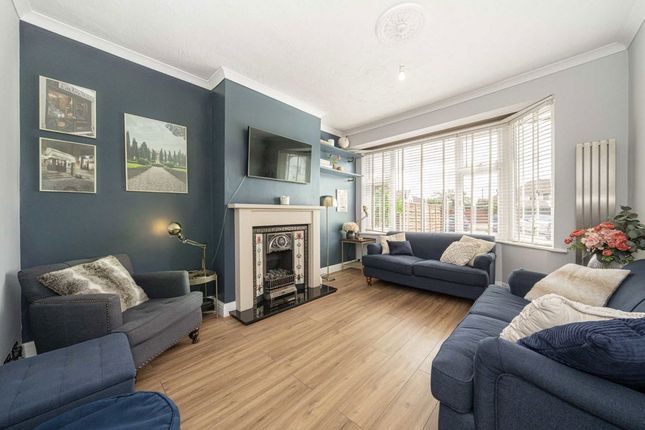76, Evelyn Crescent, Sunbury-On-Thames photo 2