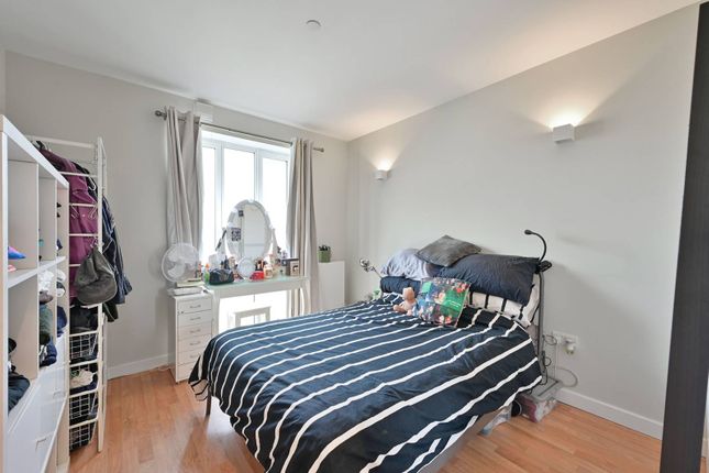 Flat for sale in Mapleton Crescent, Wandsworth Town, London
