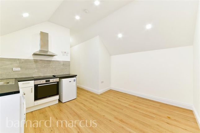 2 bed flat to rent in High Street, Staines TW18
