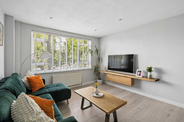 4, Bronsdon Way, Denham Village photo 2