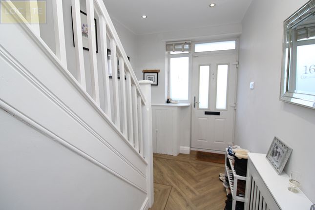 16 Cotswold Avenue, Flixton photo 2