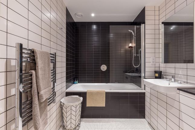 5342543, The Robinson, 1 Atlantic Crescent, Wembley photo 4