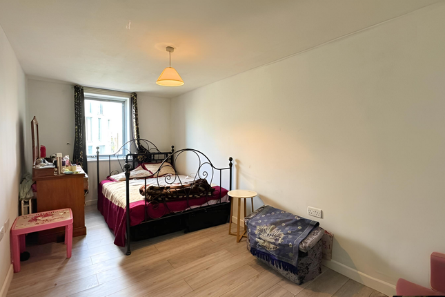 Flat 14, Northolt photo 4
