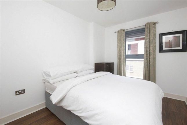 Plumbers Row, Aldgate photo 4