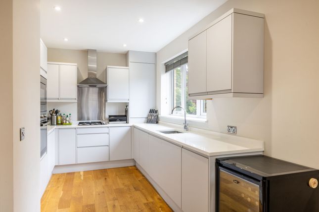 3 Harrylock Court, Purley photo 3
