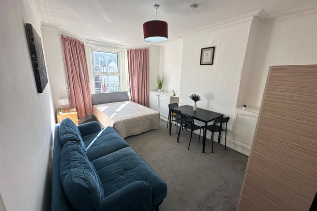Thumbnail Room to rent in Robinson Road, London