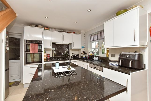 Meadow Close Walderslade, Chatham photo 4