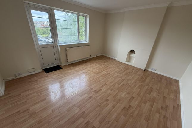 25, Garden Close, Ruislip photo 2