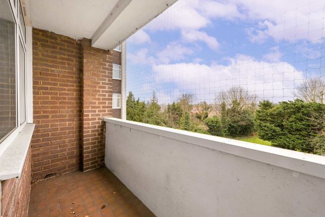 Flat for sale in The Knoll, London