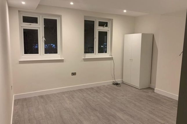 Flat to rent in Hatch End, Pinner, Middlesex