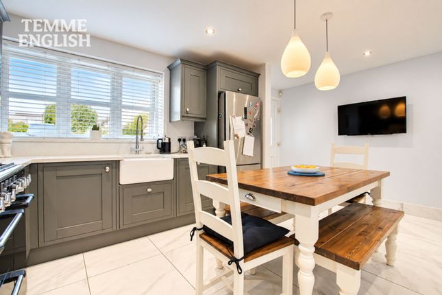 16 Fairlop Gardens, Basildon photo 2