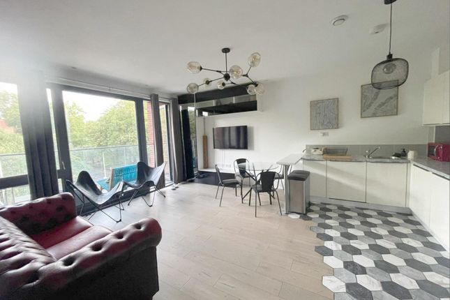 Spacious 1 Bedroom Apartment With Balcony And Parking, Stewart's Lodge, Sw8