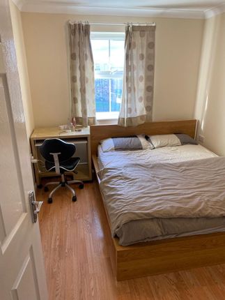 42, Piper Way, Ilford photo 4