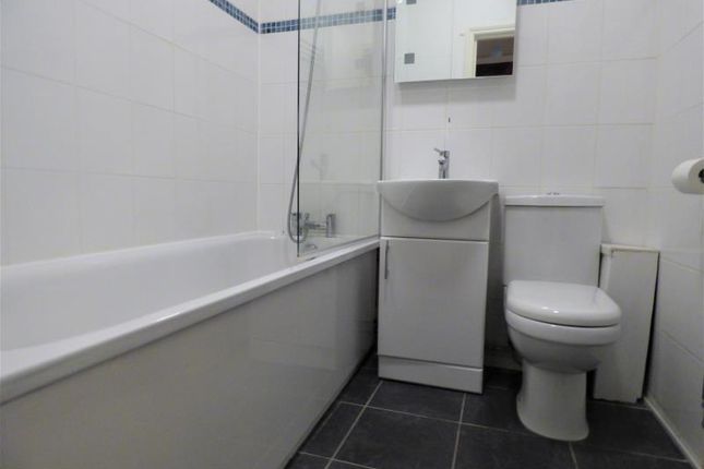 Flat to rent in Thornton Avenue, London