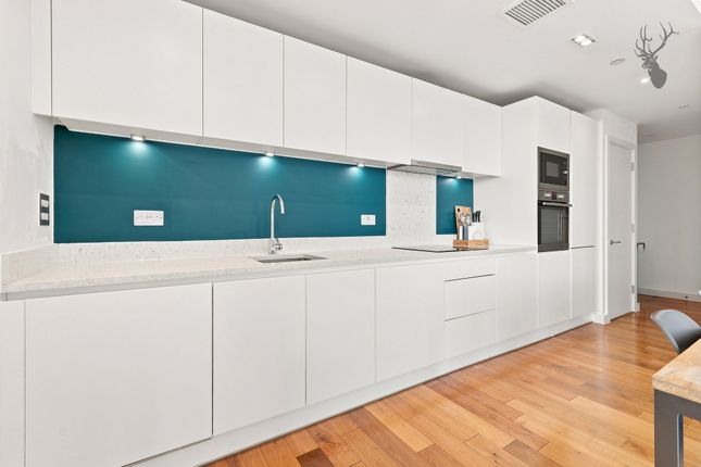 Apt 1001, Grand Regent Tower, London photo 4