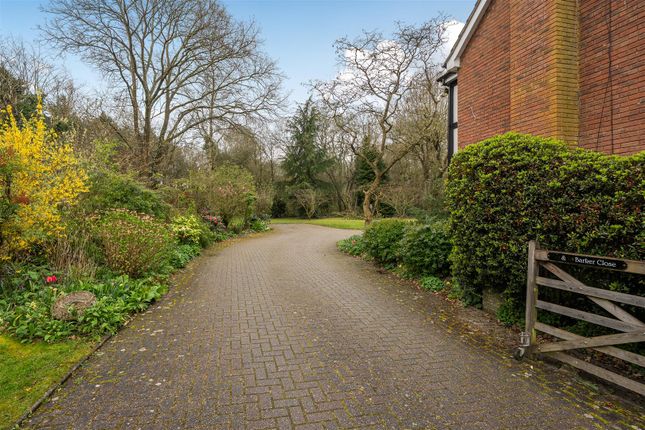 10, Barker Close, Arborfield photo 2