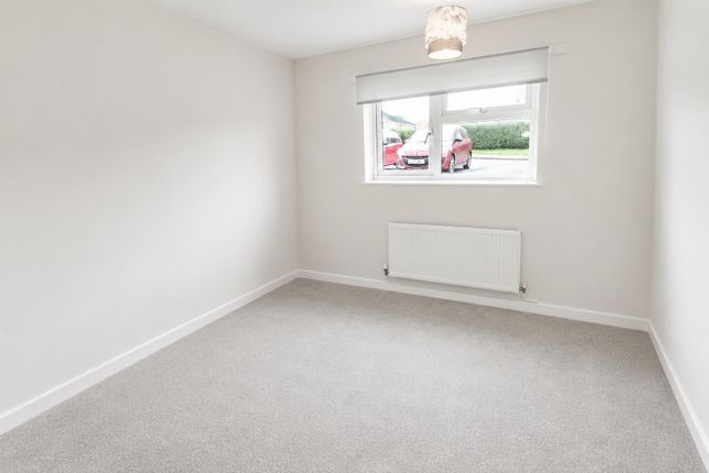 31, Mill Crescent, Southam photo 5
