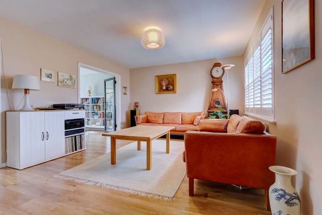 22, Hill Farm Way, High Wycombe photo 2