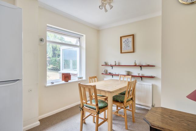 3 Groveside Close, Great Bookham photo 4