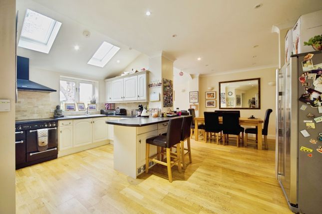 6, Heron Mead, Middlesex photo 2