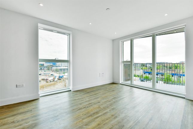 Flat to rent in Aquifer House, Memorial Avenue, Slough