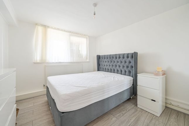 Progress Way, N22, Wood Green photo 2