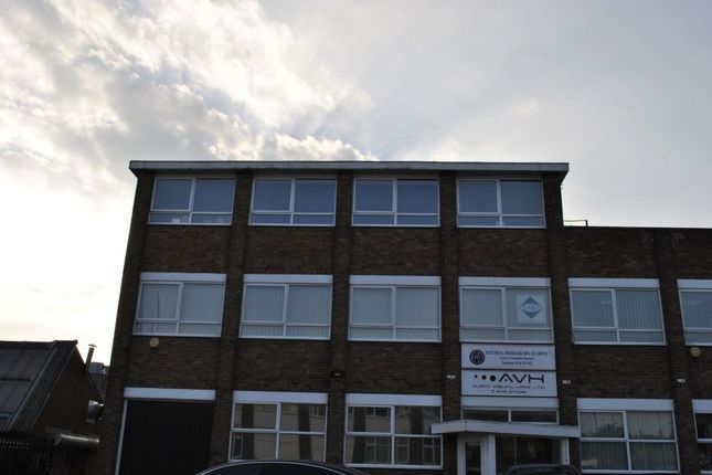Retail premises to let in Kenilworth Drive, Oadby