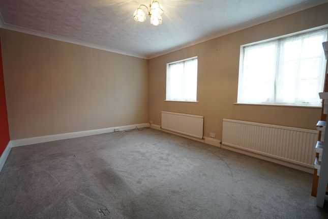 Flat to rent in Clarence Road, Grays