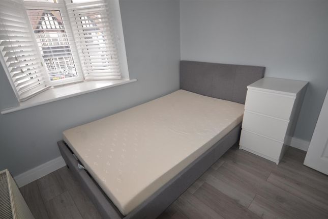 Thumbnail Room to rent in Clarendon Gardens, Wembley, Middlesex