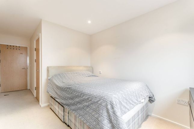 Flat to rent in Devonport Street, Shadwell, London
