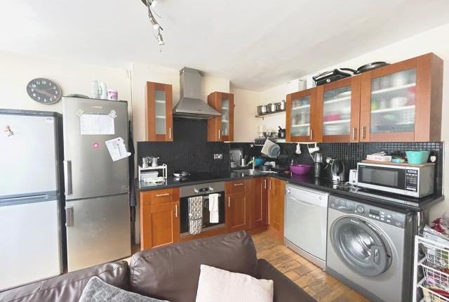 Flat to rent in Sprewell House, Lytton Grove, Putney