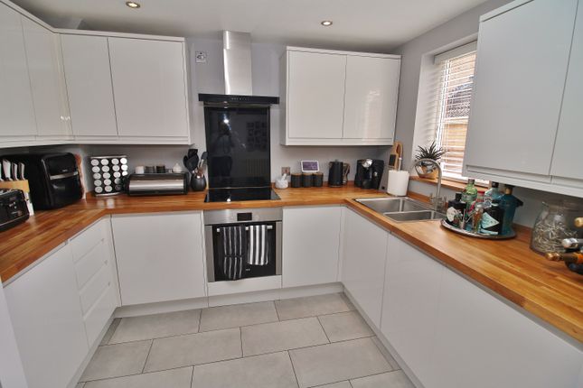 10, Pebble Close, Hayling Island photo 4