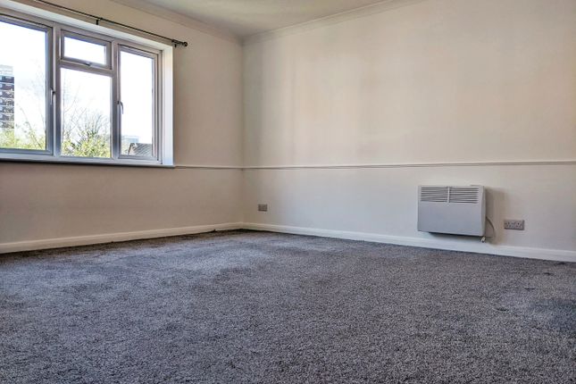 Flat to rent in Ross Parade, Wallington