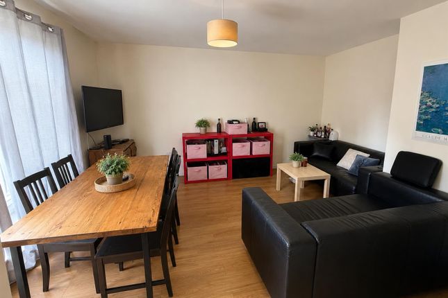 16, Ilex Close, Englefield Green photo 4