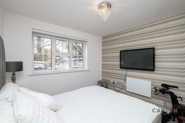 21, Retreat Way, Chigwell photo 4