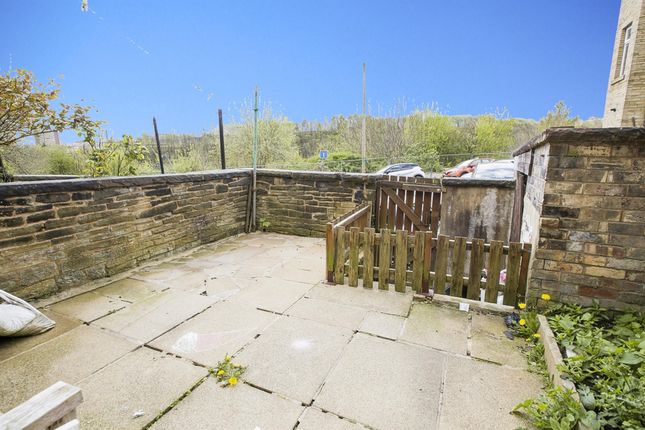 Property to rent in Woodside Crescent, Halifax
