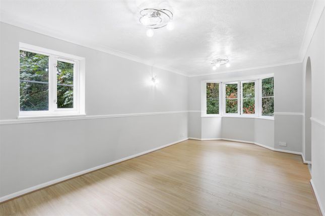 195, Autumn Drive, Sutton photo 2
