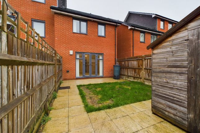 25, Woolhampton Way, Reading photo 4