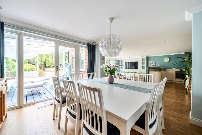 35, Acacia Drive, Addlestone photo 4