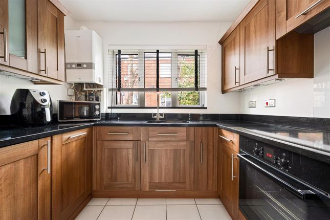 12 Crescent View, High Road, Loughton photo 3