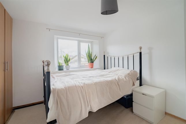 33, Chapman Way, Cheltenham photo 5