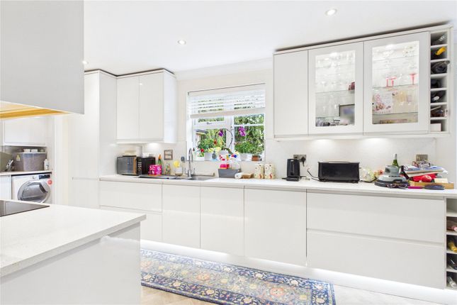 22, Dorneywood Way, Berkshire photo 2