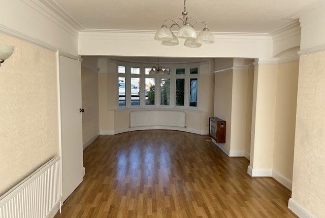 25, Brycedale Crescent, Southgate photo 3