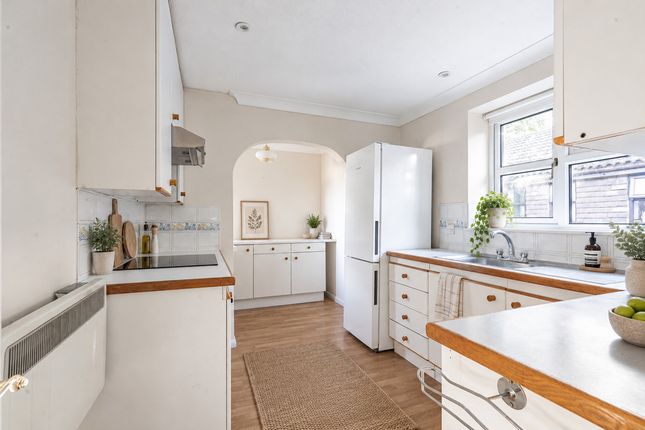Flat Flat 4, Hamilton Court, Eastwick Park Avenue, Leatherhead photo 4
