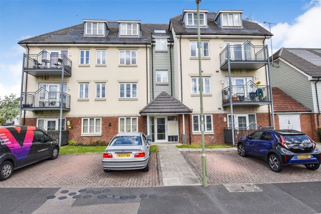 Thumbnail Flat for sale in Coppice Square, Aldershot, Hampshire