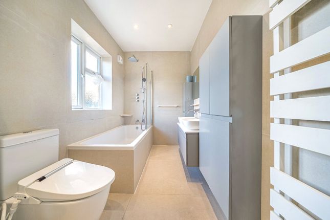 8, Savile Close, New Malden photo 4