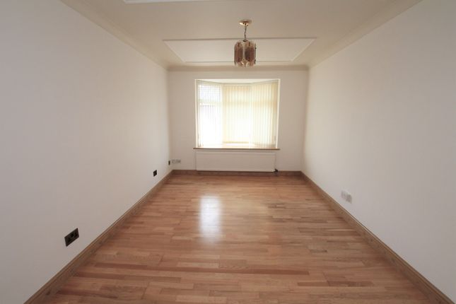 37, Queens Drive, Cottingham photo 2