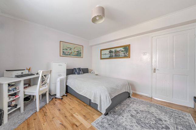 2, Tina Court, Catford photo 3